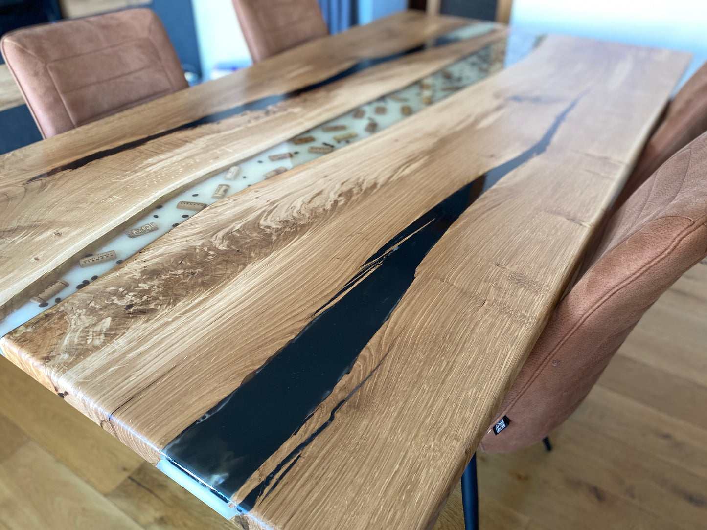 Stilvoller Esstisch aus Epoxidharz und Holz - Flusstisch