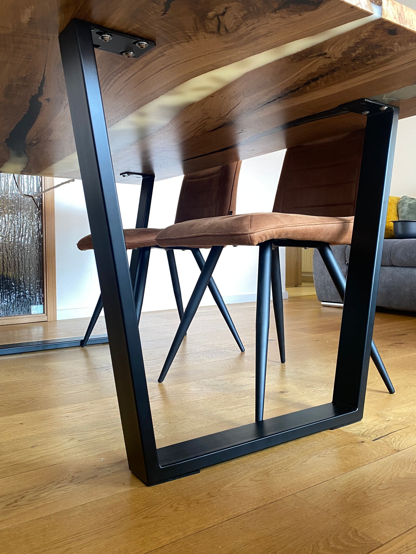 Stilvoller Esstisch aus Epoxidharz und Holz - Flusstisch