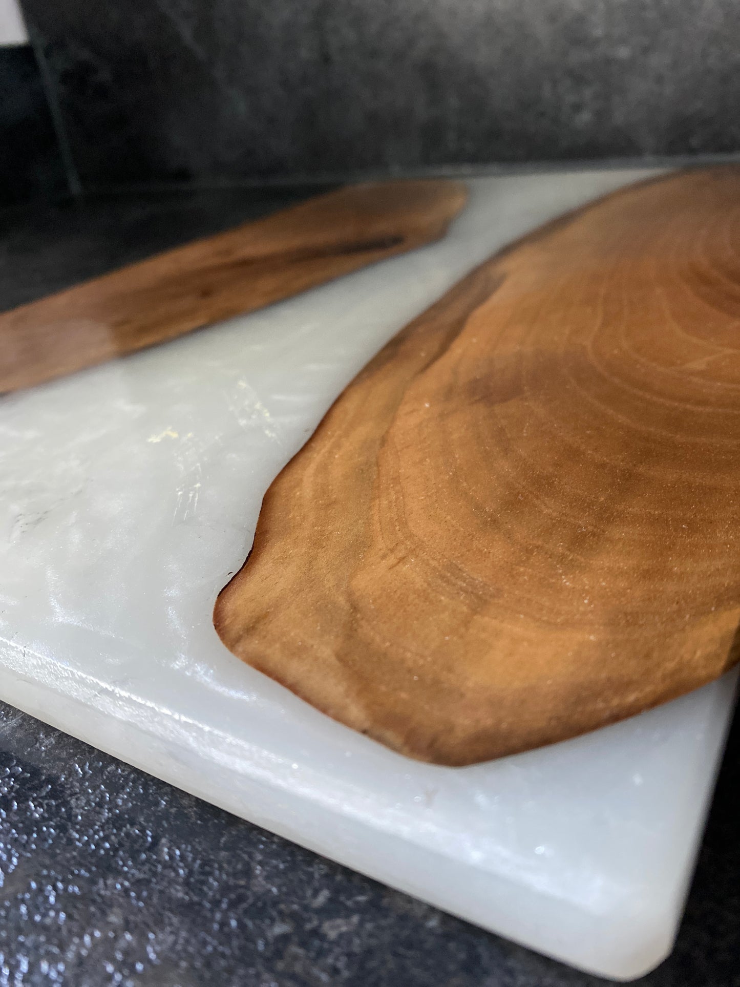 Handgemachtes Servierbrett aus hochwertigem Holz & Epoxidharz in Marmoroptik