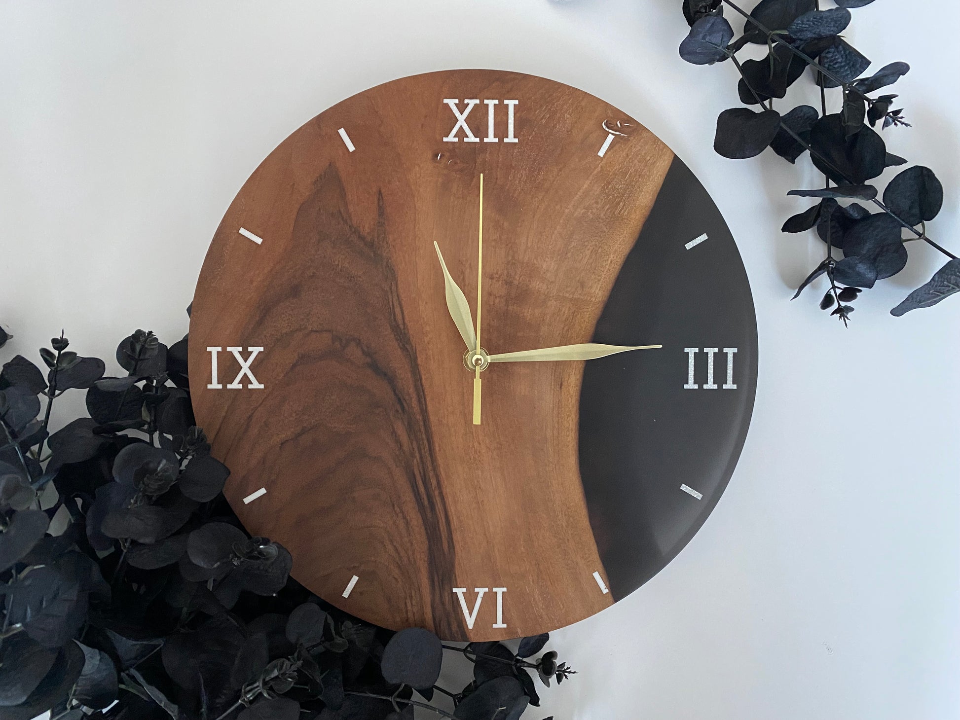 Wanduhr Holz Epoxydharz Schwarz