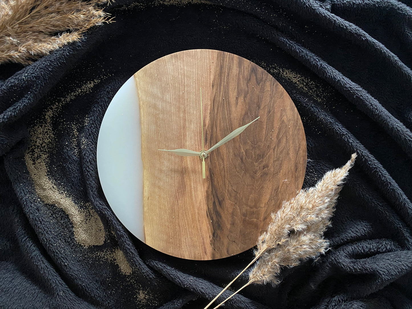 Wanduhr Holz Epoxydharz Weiß