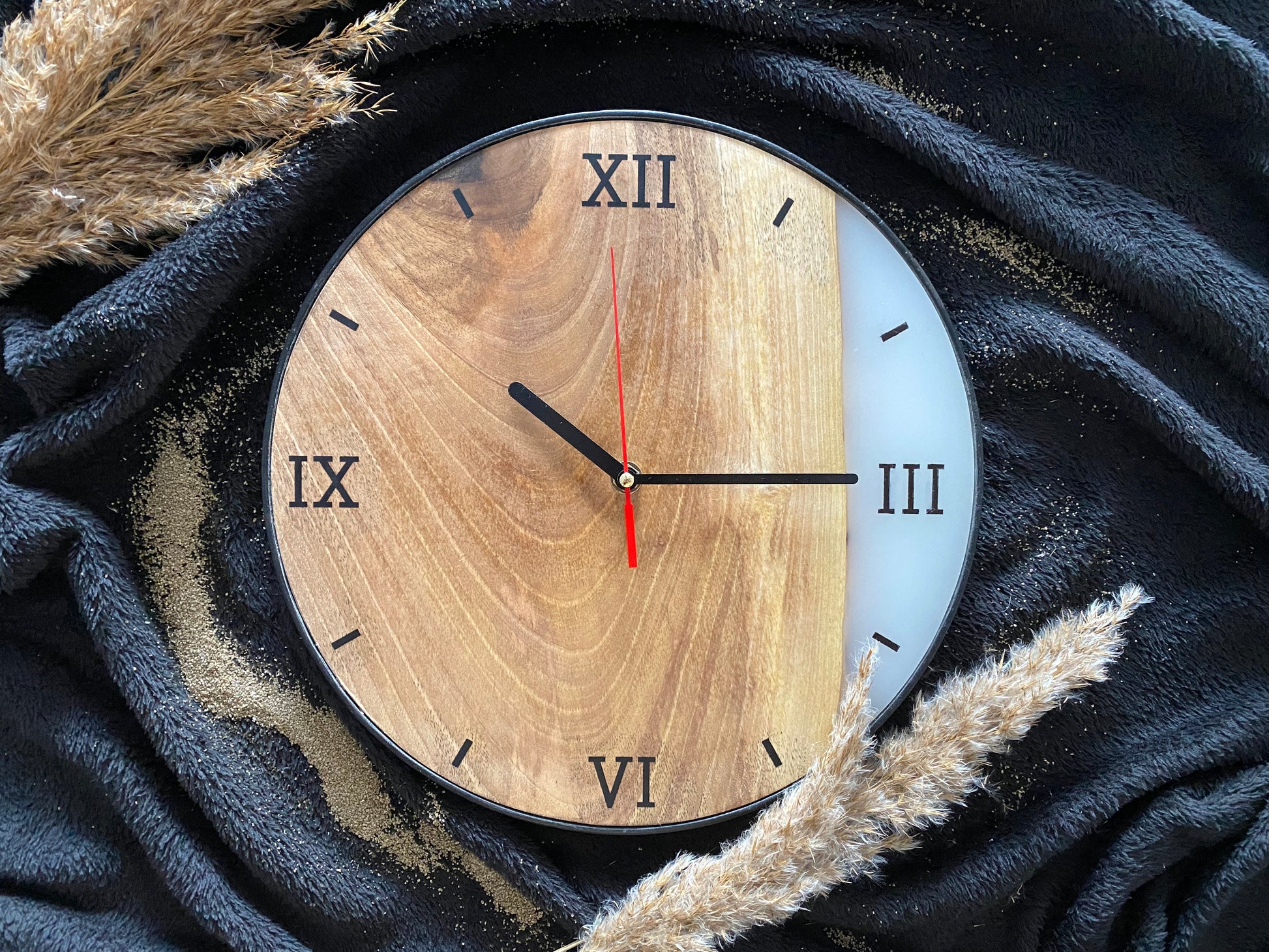 Wanduhr Holz Epoxydharz Weiß